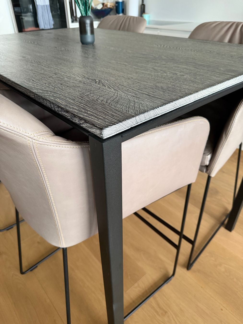 Set di tavolo e panche: Modern Dining Table and 4 Chairs - Dark Wood Effect – Usato da Zürich venduto da roo_2ljb 1
