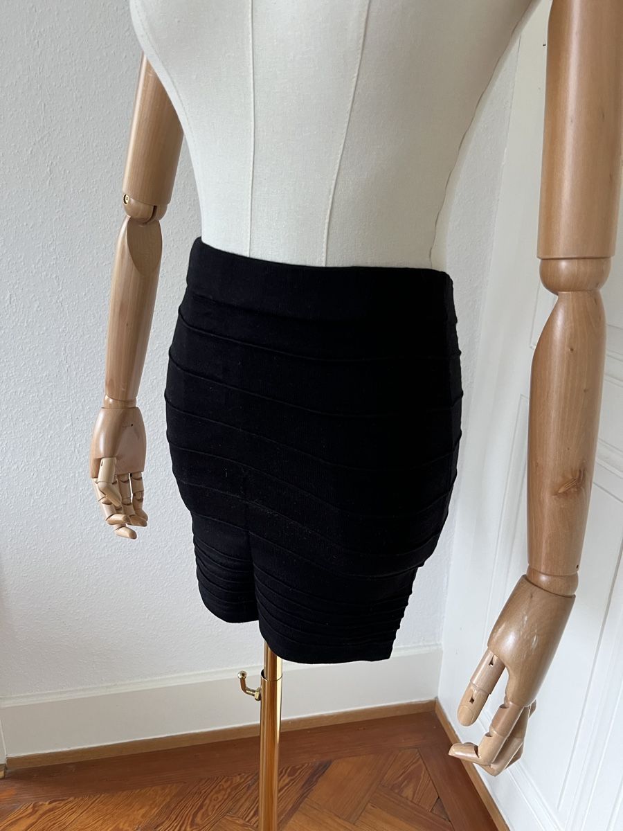 Röcke: Charlotte Russe Black Mini Skirt, Size S, Ribbed Style – Gebraucht aus Mies von Nib2011 2
