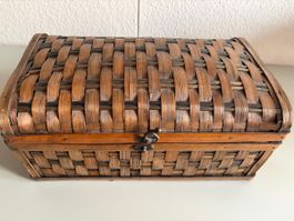 Truhe geflochten Holz braun. 