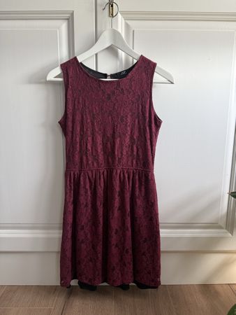 Kleid Bordeaux Spitzenmuster ärmellos Grösse S guter Zustand