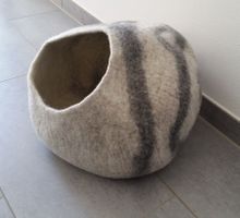 Katzenhöhle Filz Beige Schwarz nachhaltig von Hand gemacht