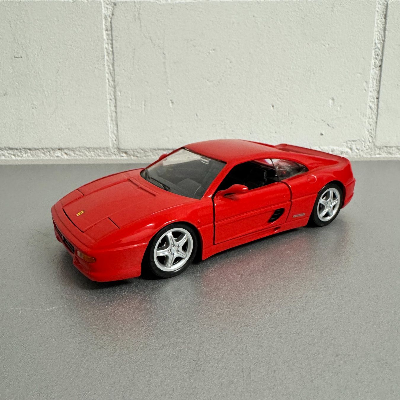 Maisto Modellini d'auto: Modellauto 1:24 Ferrari F355 Berlinetta rot – Usato da Balzers venduto da dassandro