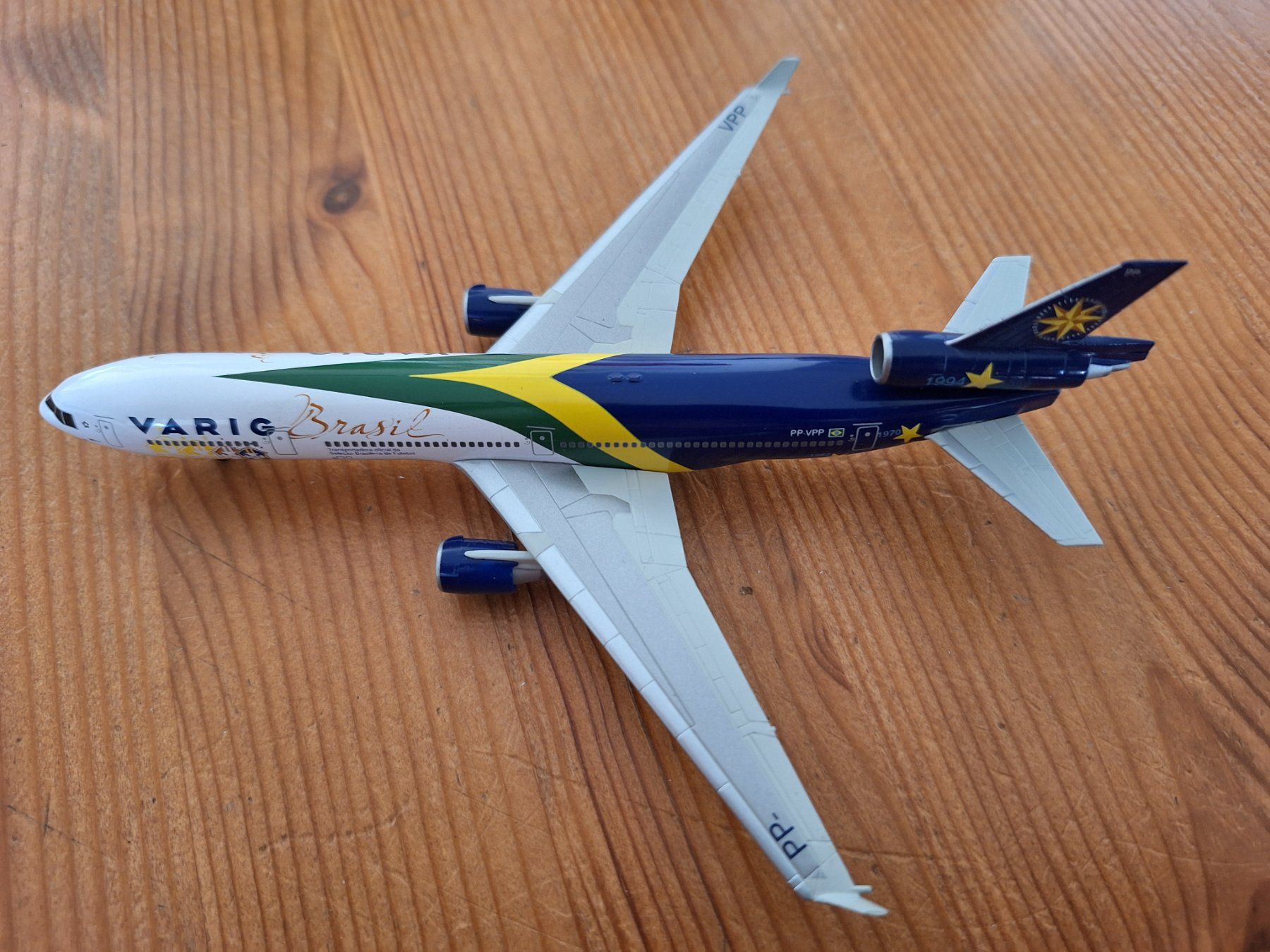 Modellbausätze & Standmodelle: Varig MD-11 1:400 – Gebraucht aus Sargans von nicsam1815 1