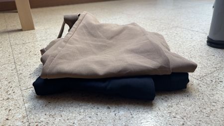 Kleiderpaket: Zwei Stoffhosen 36