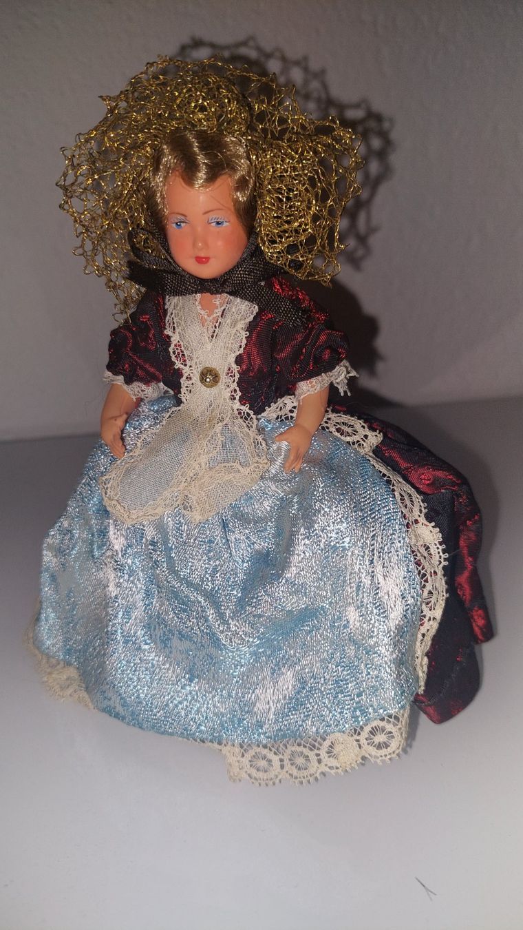 Bambole: Puppe Tracht Weggis – Usato da Erlinsbach venduto da pfunky 1