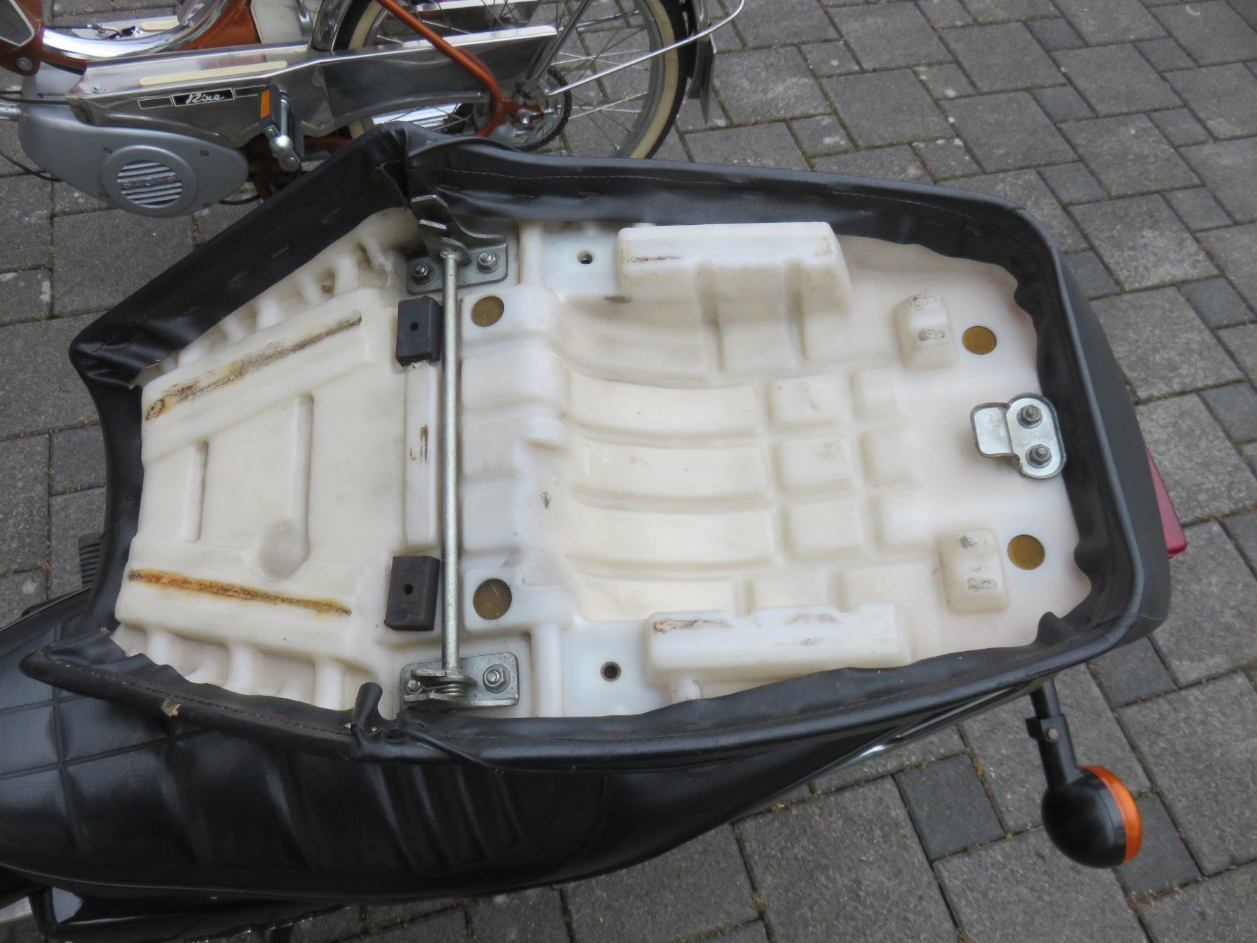 Selle & Accessori: Sattel Sitzbank zu Yamaha SR 250 – Difettoso da Steffisburg venduto da Hutsin 4