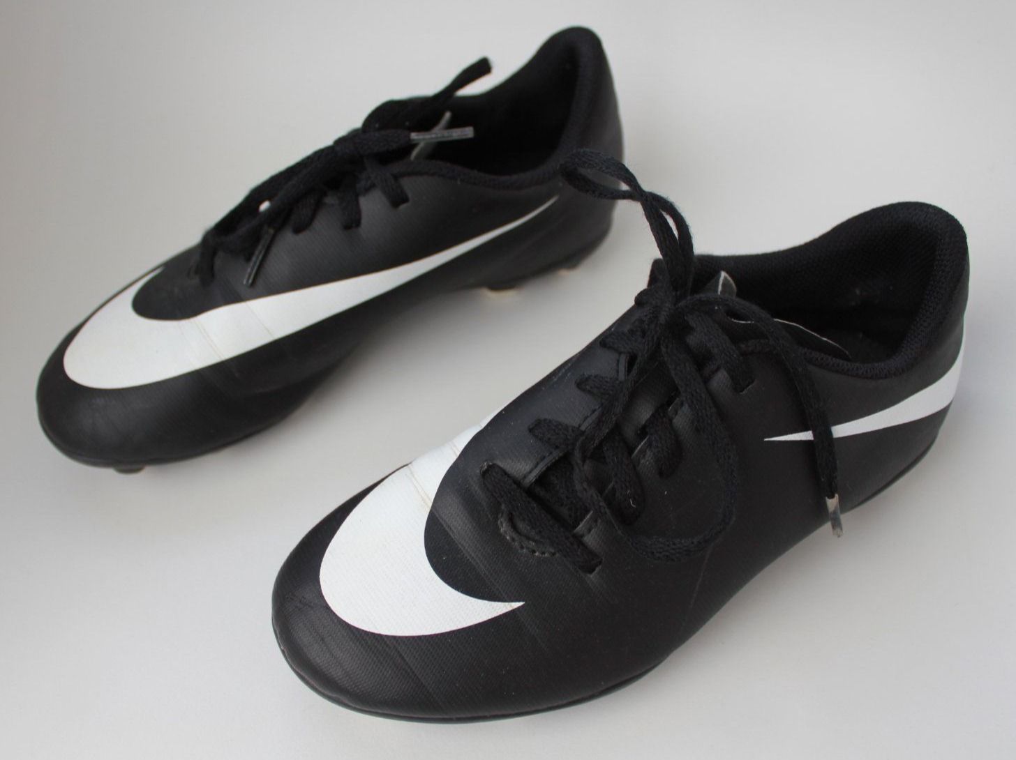 Nike Scarpe per ragazzi: Chaussures de football Nike t.35.5 – Usato da Peseux venduto da Gilloss