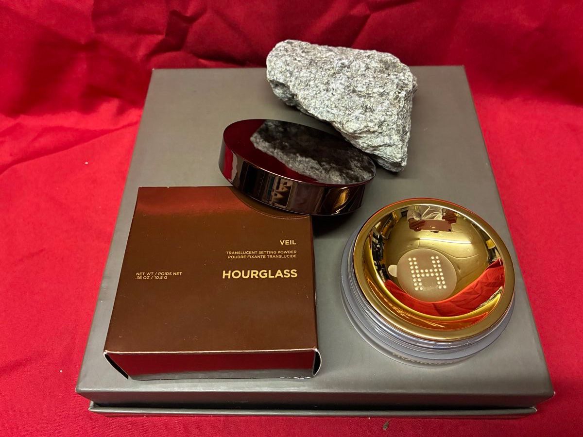 Hourglass Make-up: Hourglass Veil Setting Powder translucent neu – Nuovo e nell'imballaggio originale da Niederglatt ZH venduto da karinso