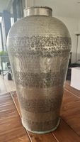 Silberfarbene Vase, Metall gehämmert mit hübschem Muster