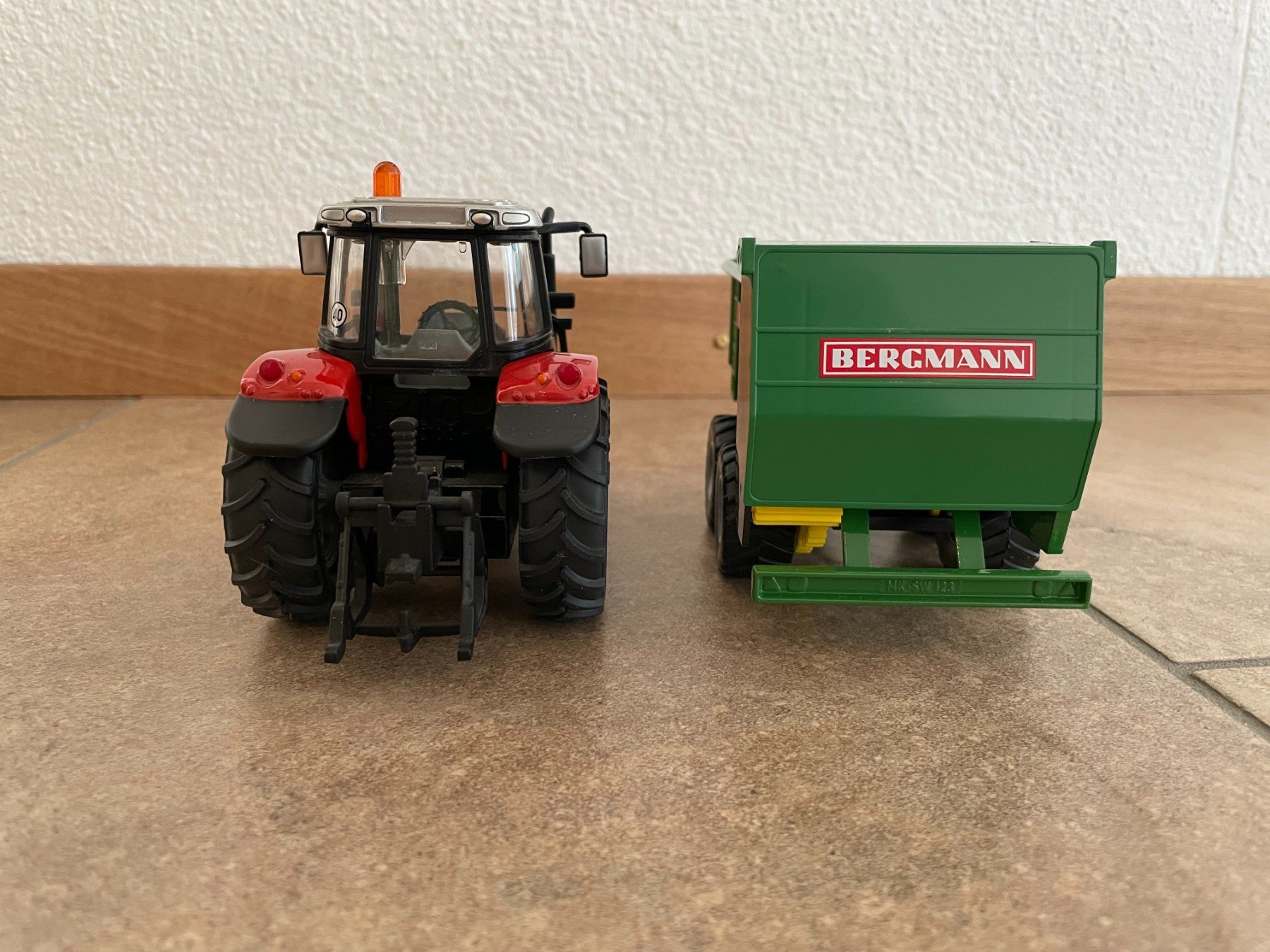 Massey Ferguson Trattori: SIKU Massey Ferguson 5455 mit Bergmann – Nuovo e nell'imballaggio originale da Kreuzlingen venduto da Stefan1150 3