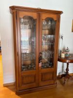 Klassische Vitrine, Holz-Glas 2-Türig