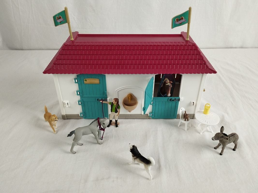 Schleich Giocattoli: SCHLEICH 42416 Wohnhaus mit Pferdehof – Usato da Schübelbach venduto da Restwert_Schubelbach 1