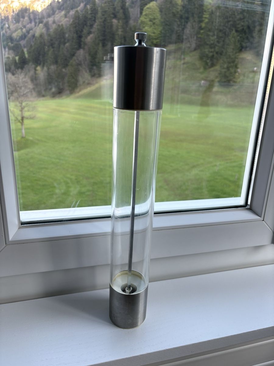 Küchengeräte: Schöne Gewürz Pfeffer-Mühle Modernes Design – Gebraucht aus Luzern von Valie