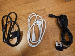 2x Stromstecker DE und 1x Stromstecker EN/GB
