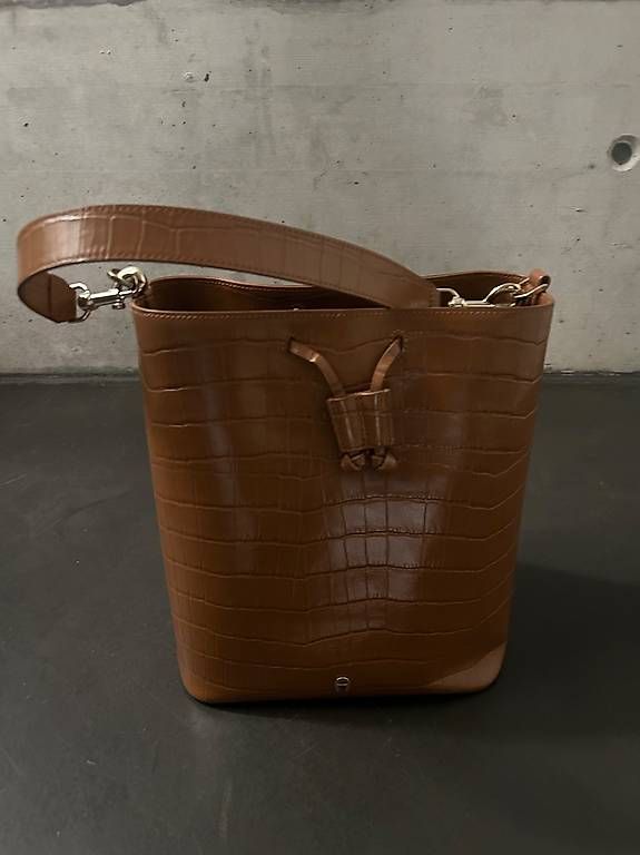 Aigner Sacs femmes: Aigner Beuteltasche , braun – Neuf (Voir description) à Zug par Leika310809