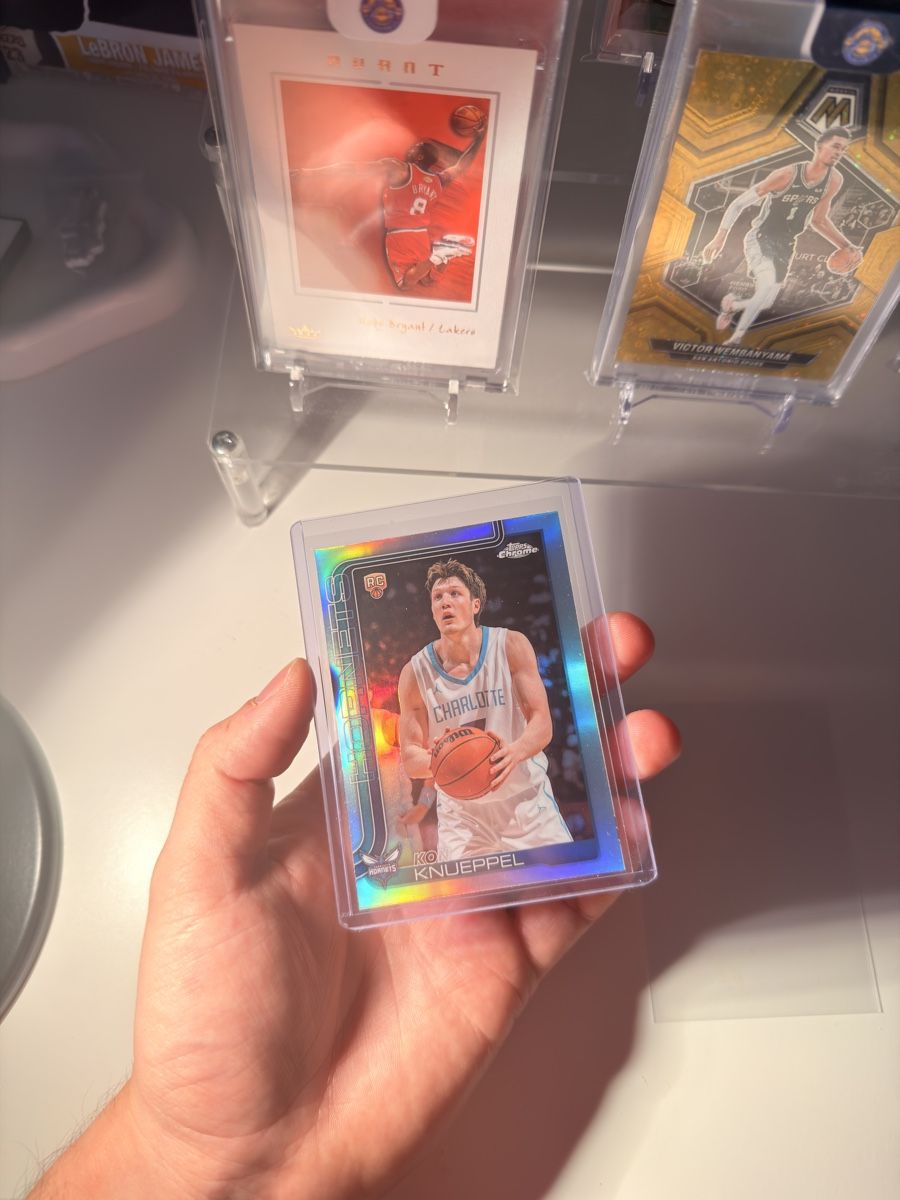 Topps Carte collezionabili: Kon Knueppel Rookie Refractor, Topps Chrome 2025-26, Hornets – Nuovo (secondo la descrizione) da Allschwil venduto da lakerscollectorch
