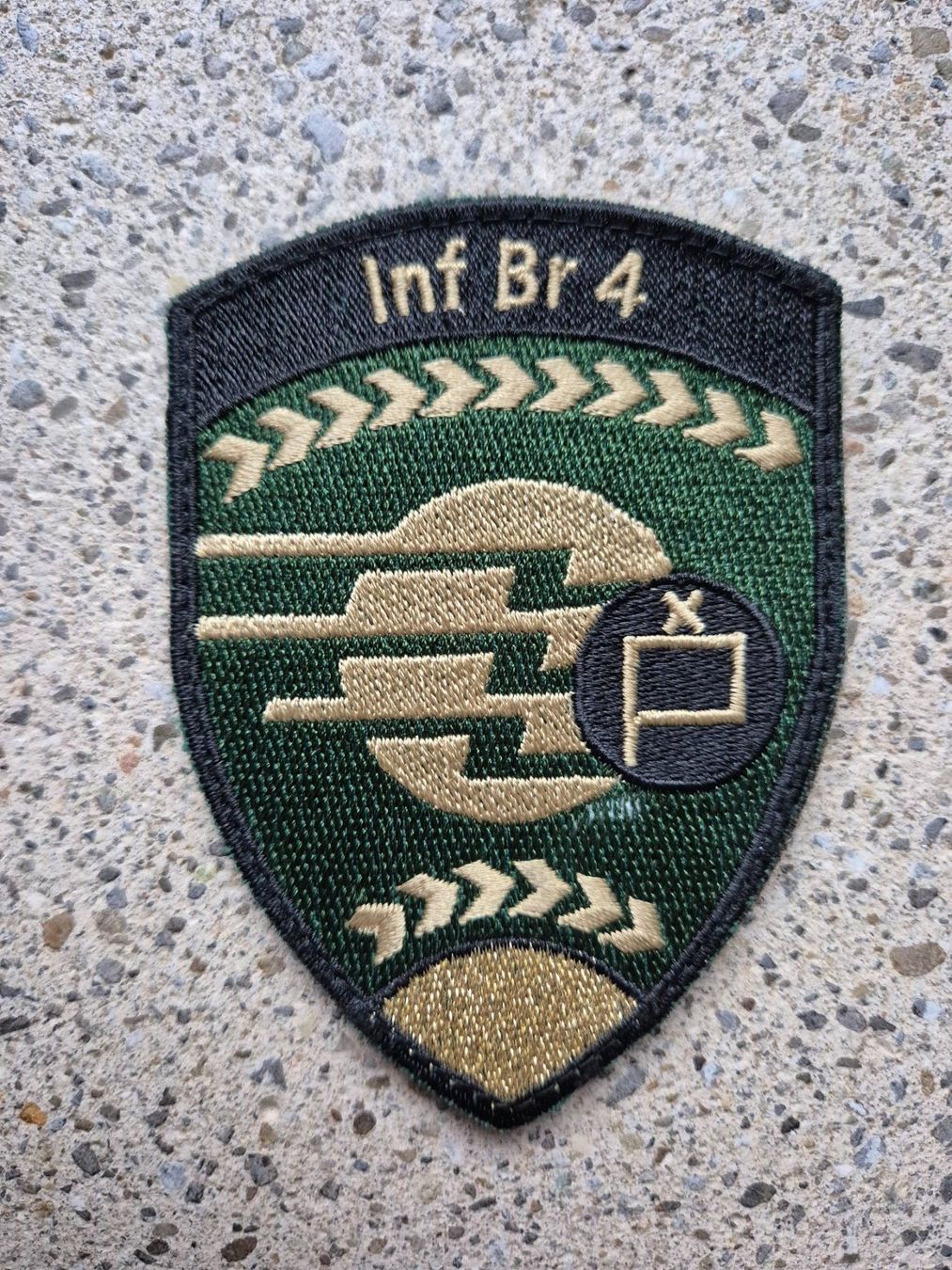 Schweizer Armee Placchette & Badge: *** Badge Inf Br 4 mit klett *** – Nuovo e nell'imballaggio originale da Riedholz venduto da fr_sIruP
