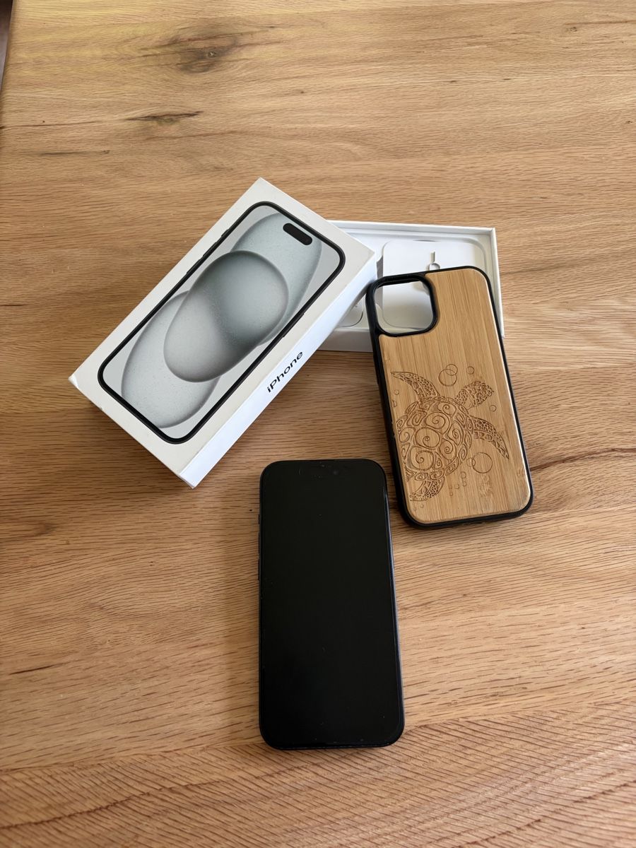 Apple Portables: iPhone 15 Schwarz Top Zustand – D'occasion à Aarburg par eddycolor