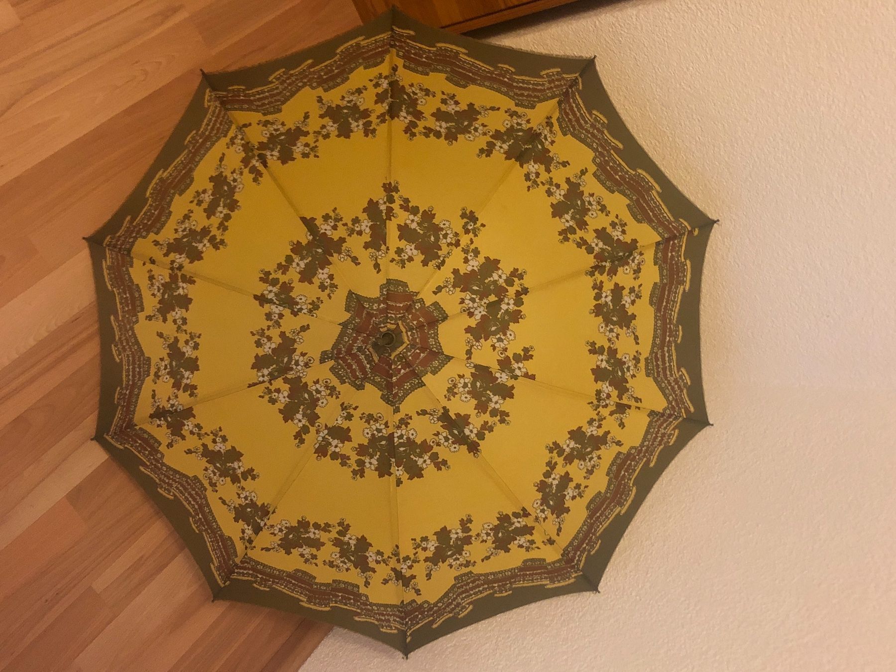 Sun Ombrelli: Alter Regenschirm – Usato da Schlieren venduto da Flower5