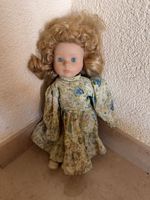 Porzellan Puppe Frau mit blonden Locken und blaue Augen