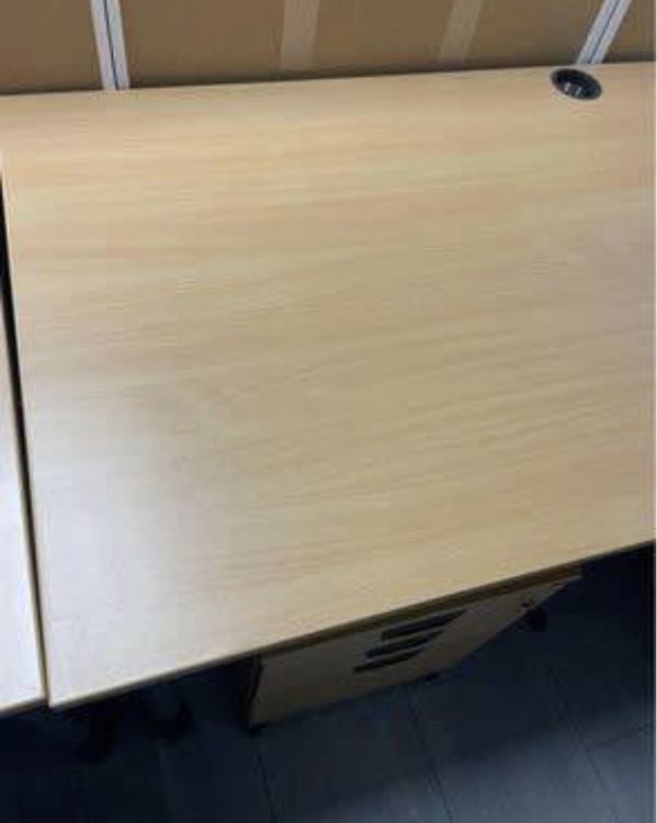 Scrivanie: Bürotisch mit Kabeldurchlass und Rollcontainer – Usato da Basel venduto da EL_RA94 1