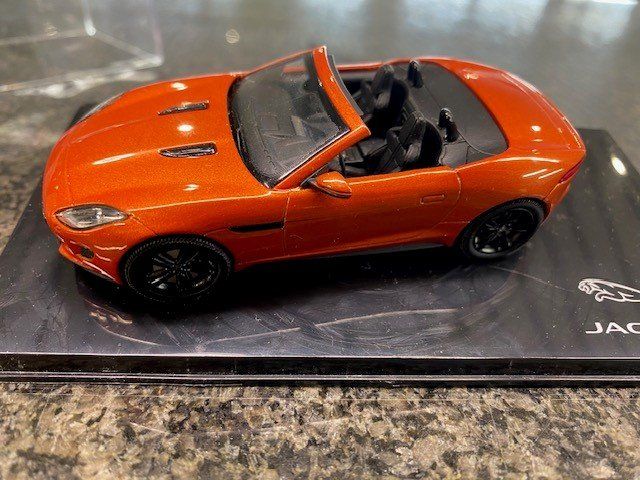 Jaguar Modellini d'auto: Modelauto Jaguar F-Type V8-S orange 1:43 – Nuovo e nell'imballaggio originale da Au ZH venduto da ausee01 1