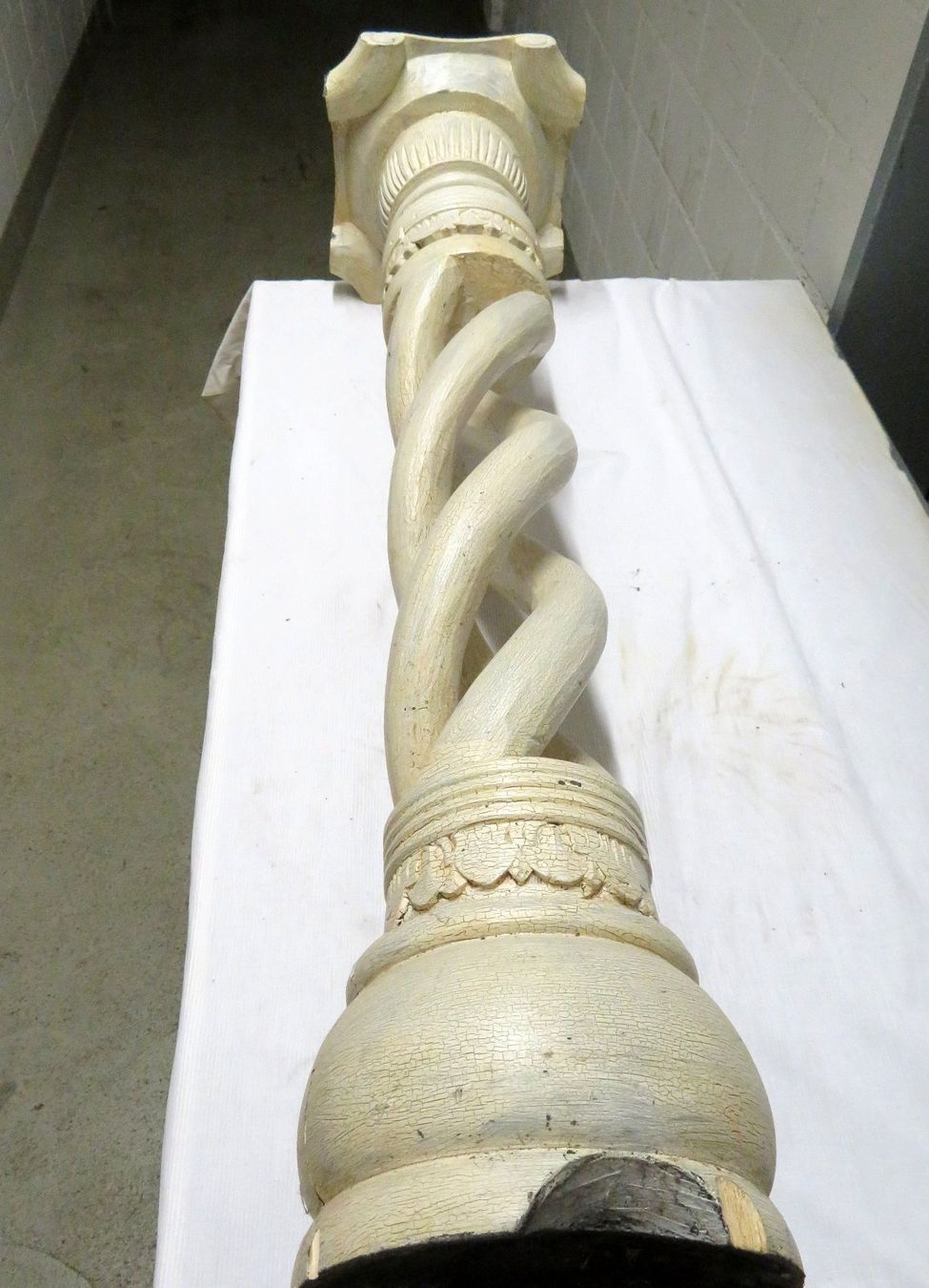Holzartikel: Verschlungene Säule aus leichtem Tropenholz – Gebraucht aus Zofingen von Schekke 2