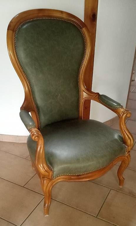 Poltrone: Louis Philippe Voltair Sessel mit Fusshocker, Nussbaum – Usato da Wilchingen venduto da atscherrer 1