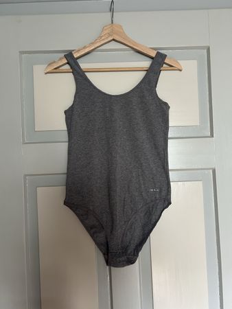 Maddison Body grau ärmellos 