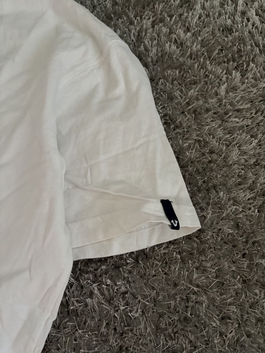 True Religion T-shirt: True Religion White Graphic Tee – Usato da Brislach venduto da edu_t6pq 1