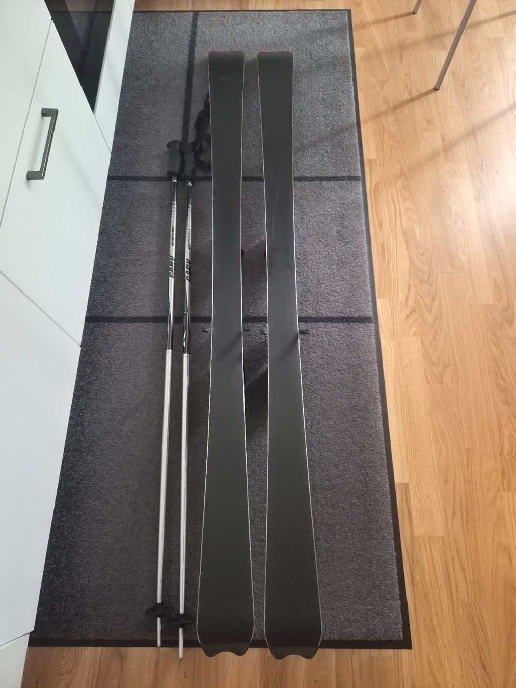 Sci: Ensemble Ski Salomon 178cm + Chaussures HEAD 46-47 + Bâtons – Usato da Renens VD venduto da merlin8882 1
