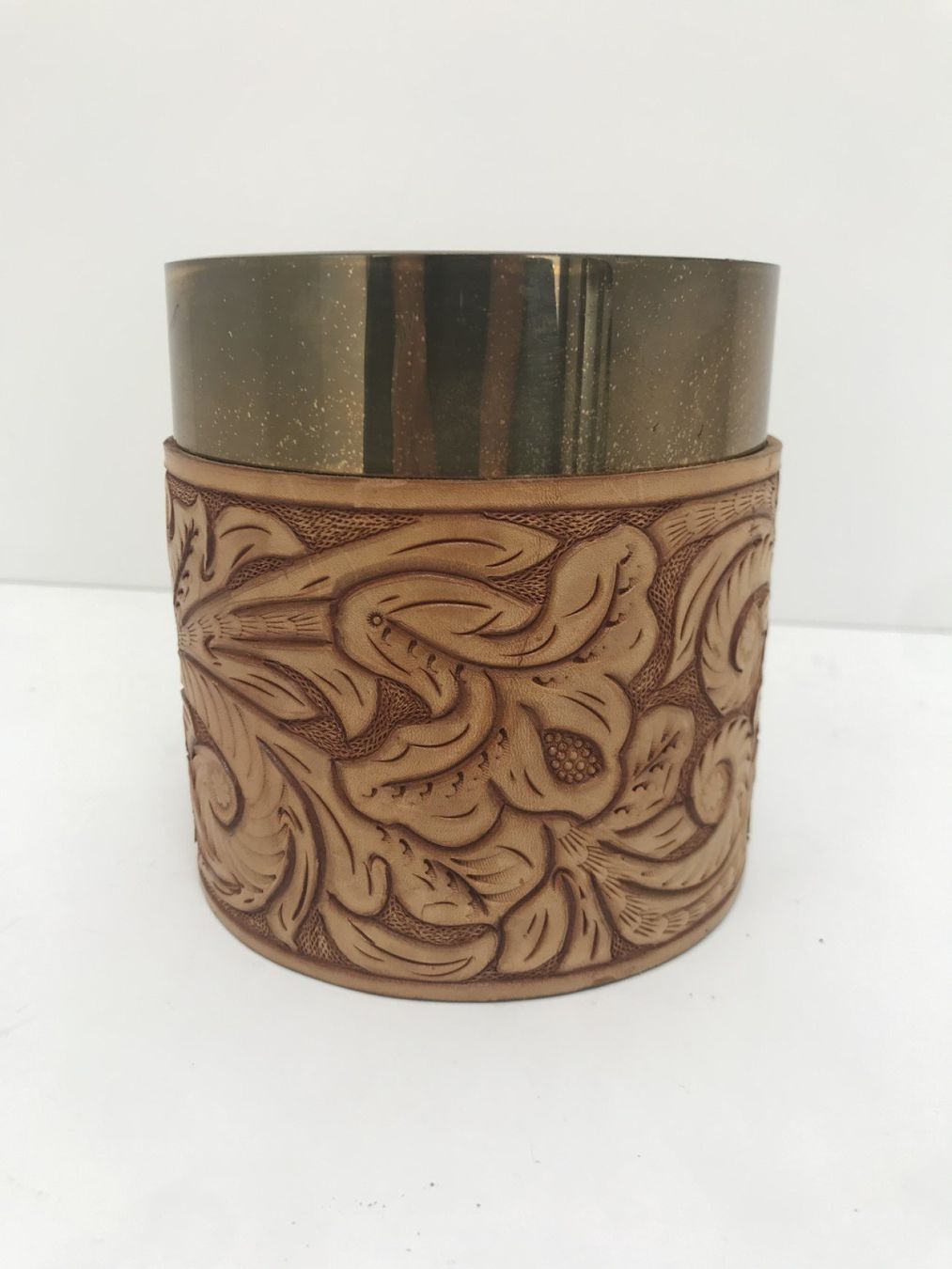 Sonstige Tabakwaren: Rare Messing Zigarrenbox mit Lederschnitzarbeiten 60er -70er – Gebraucht aus Gersau von pd-design-and-art