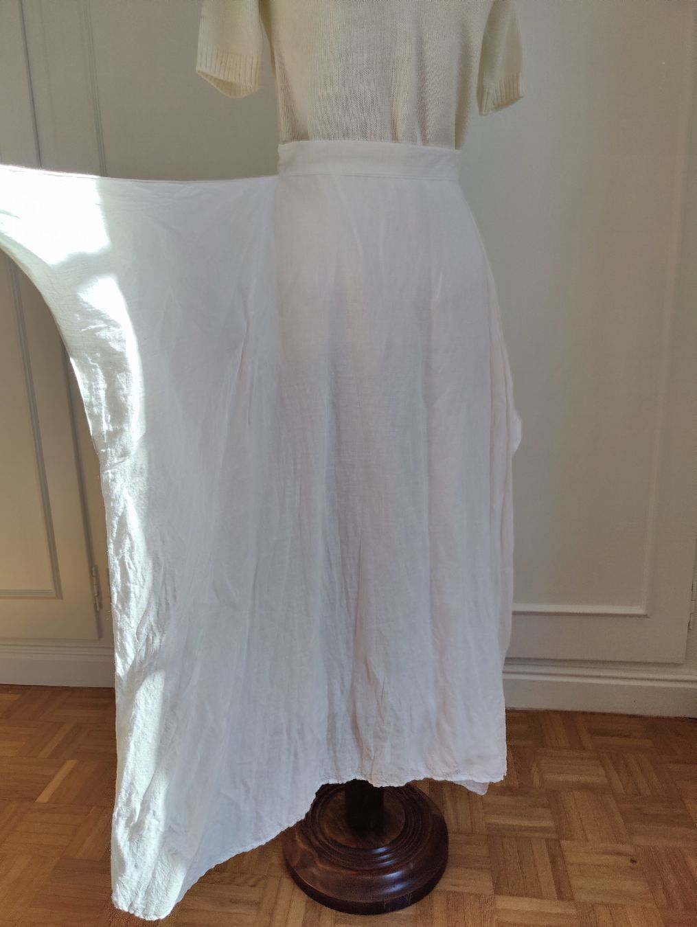 Gonne: White Linen Wrap Summer Maxi Skirt, Asymmetrical – Usato da La Tour-de-Peilz venduto da dAutrefois 3