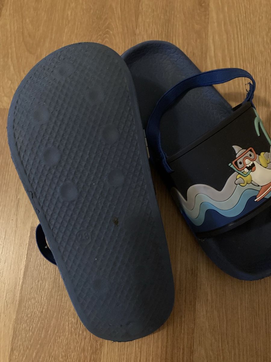 Schuhe für Jungen: Sandalen Hai Motiv mit Gummiband Gr. 28 – Gebraucht aus Emmenbrücke von JJ_89 2
