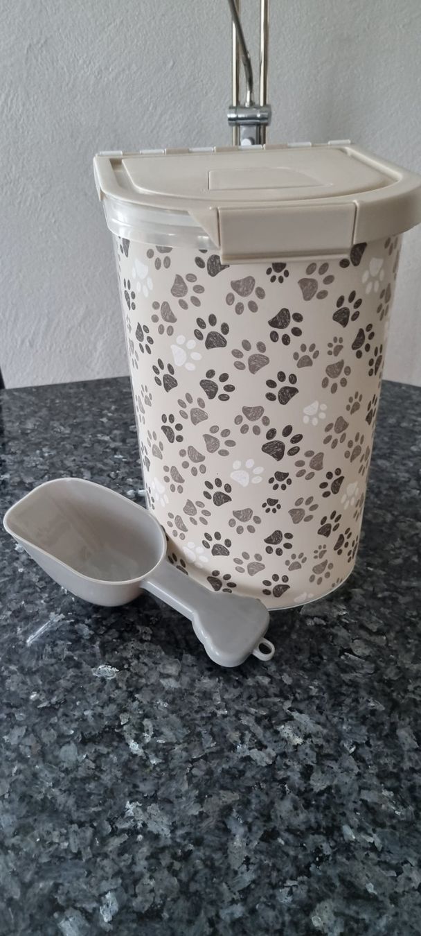 Altro per la casa: Futterkübel mit Futterschaufel – Nuovo (secondo la descrizione) da egliswil venduto da Maggy6