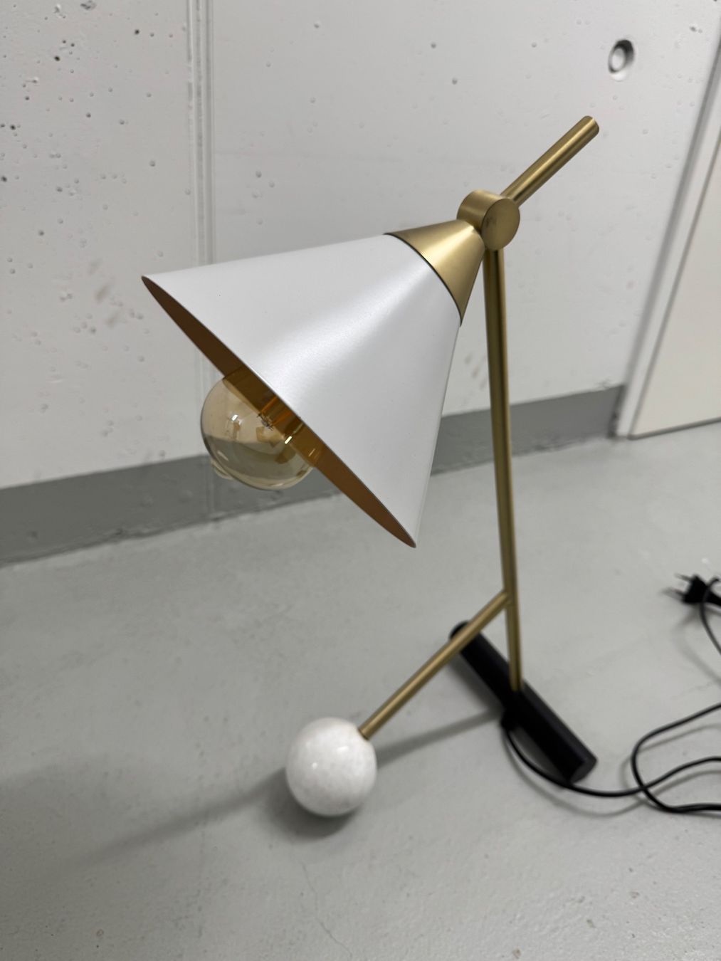Lampade: Tischlampe in Gold / Weiss – Usato da Wallisellen venduto da Z0C