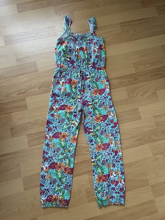 Vestiti & Gonne: Schöne Mädchenkleidung 122/128 – Usato da Erlinsbach SO venduto da SmilingTiki