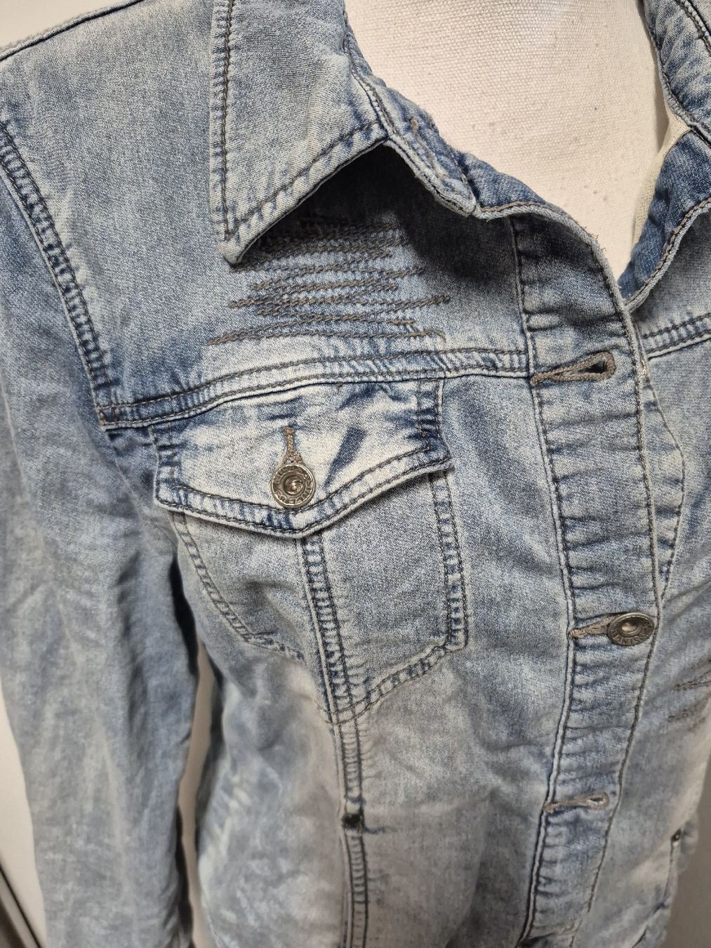 Nile Jacken: NILE Atelier Stretch Jeansjacke Gr.L, hellblau – Gebraucht aus Merligen von muss_haben 1