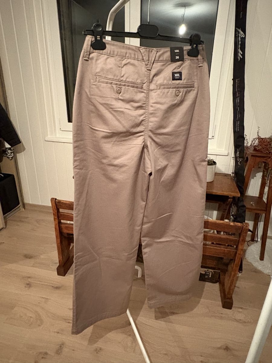 Vans Pantaloni: Pantalon Vans beige neuf avec étiquette – Nuovo e nell'imballaggio originale da Marly venduto da Oriane98 1
