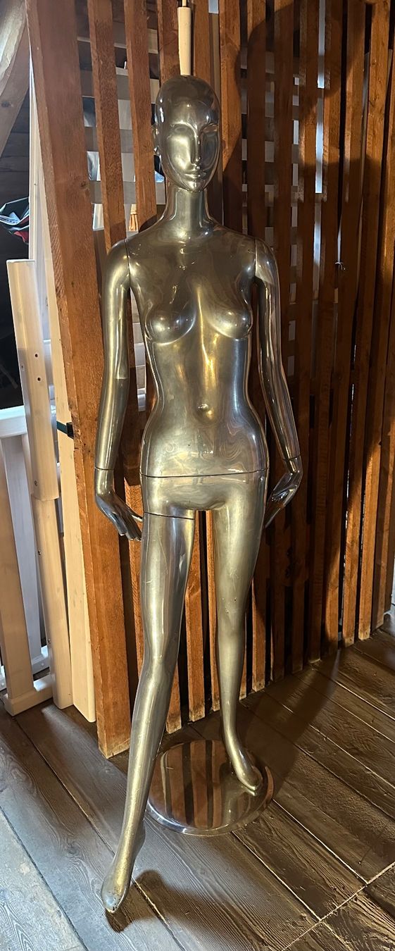 Sonstige Dekorationen & Accessoires: Schaufensterpuppe mit Metallfuss – Gebraucht aus Bern von Madad