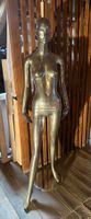 Schaufensterpuppe mit Metallfuss