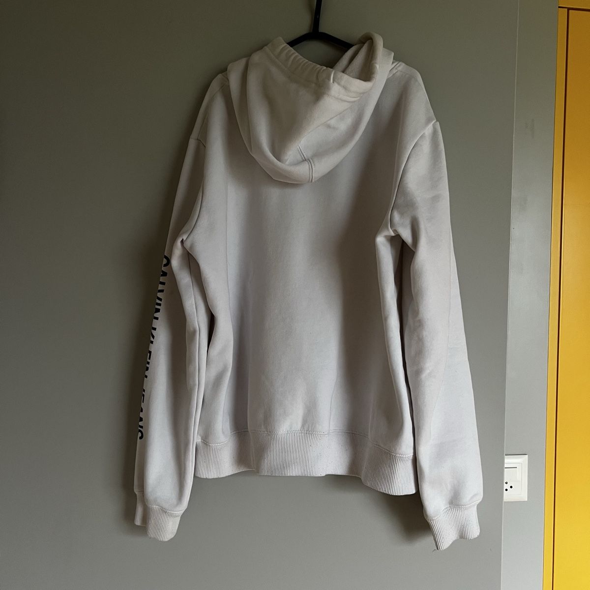 Calvin Klein Maglioni & Felpe: Weisser Calvin Klein Hoodie  – Usato da Chur venduto da noe_mh8b 4