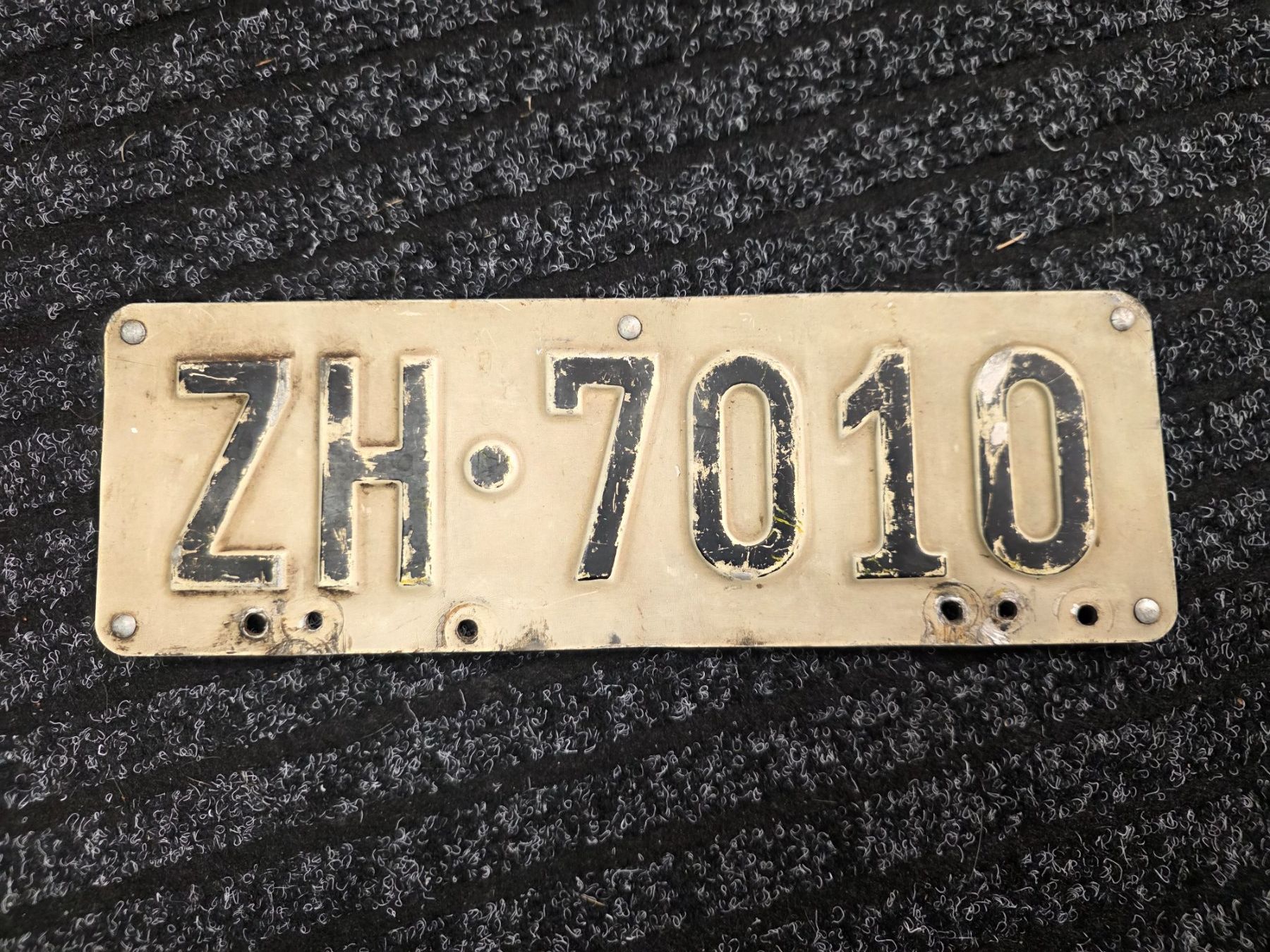 Schilder: Nummerenschild ZH 7010 Deko – Gebraucht aus Dorf von Echo_Elements