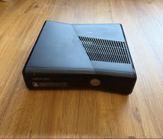 Xbox 360 Slim Schwarz inkl. Kinect & Controller