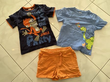 Sommer T-Shirts und Shorts Grösse 98