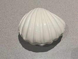 Hübsche Muschel Schatulle Dose Keramik weiss