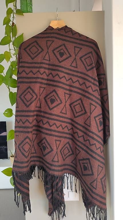 Autres vêtements femmes: Poncho schwarz braun – D'occasion à Solothurn par Claudiaf11 1