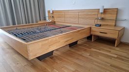Doppelbett aus Massivholz, Nachttische mit LED-Beleuchtung