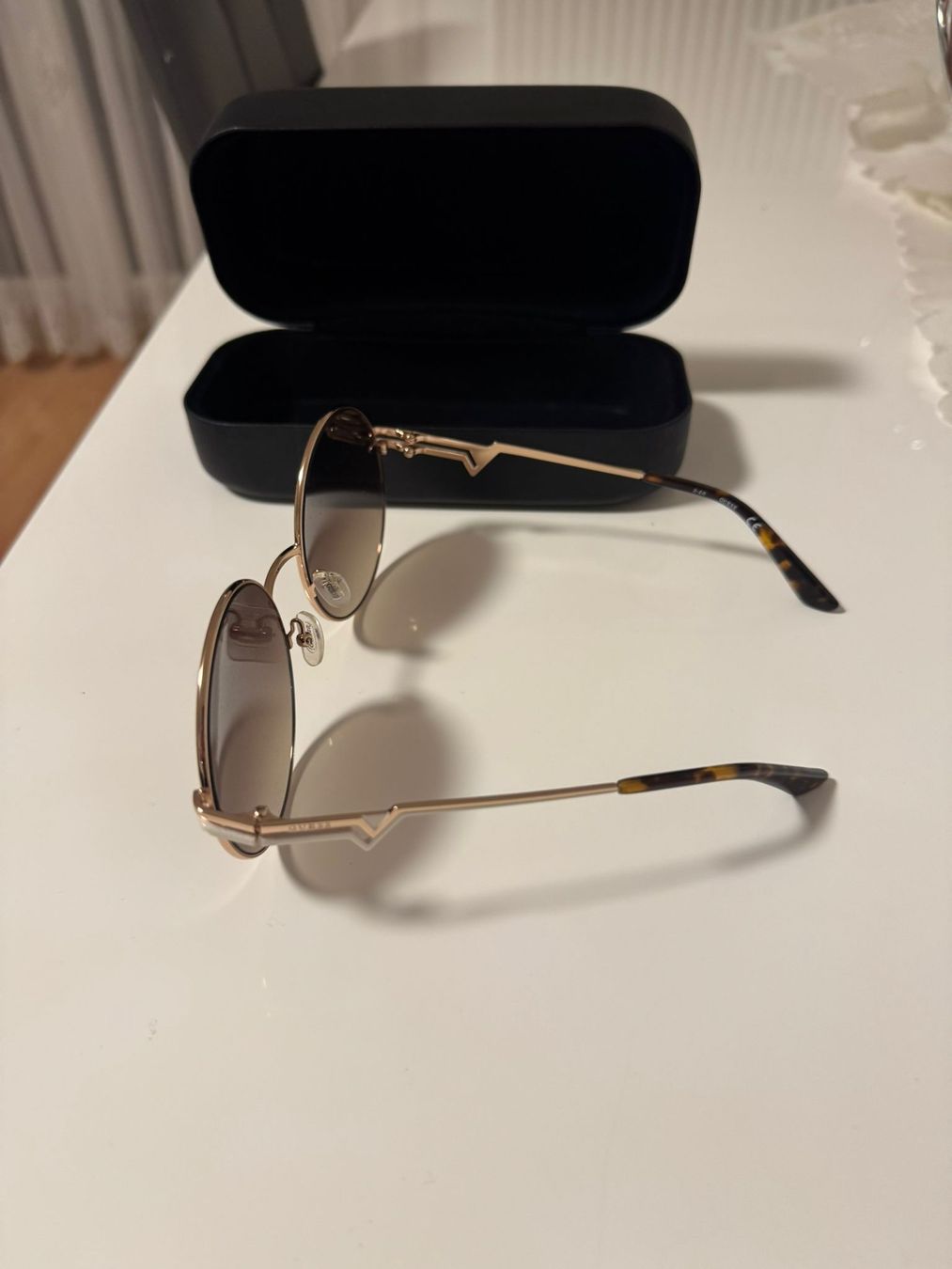 Guess Occhiali & Lenti: Guess Sonnenbrille original neuwertig – Nuovo (secondo la descrizione) da Dietikon venduto da Eleda 4
