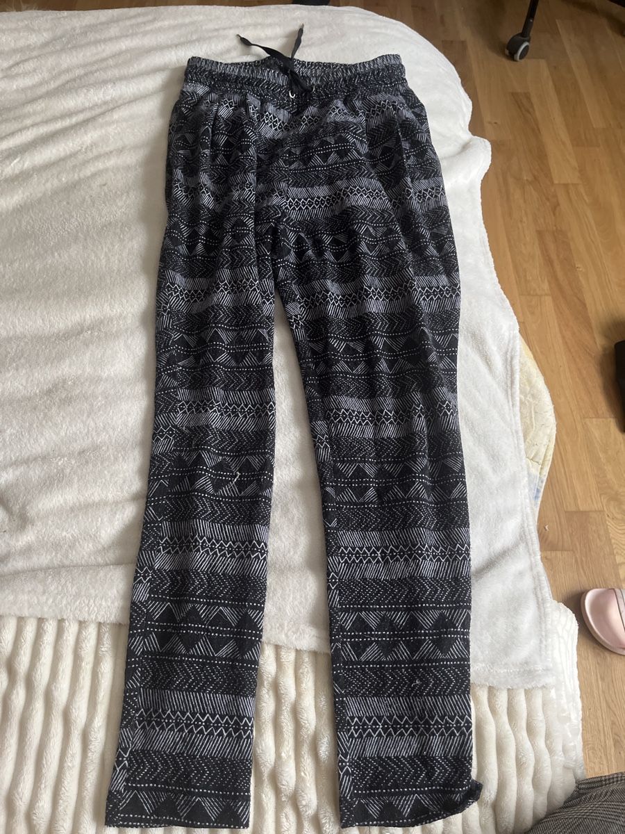 H&M Pantaloni: Jogging noir à motifs H&M – Usato da Le Locle venduto da Mayd_h